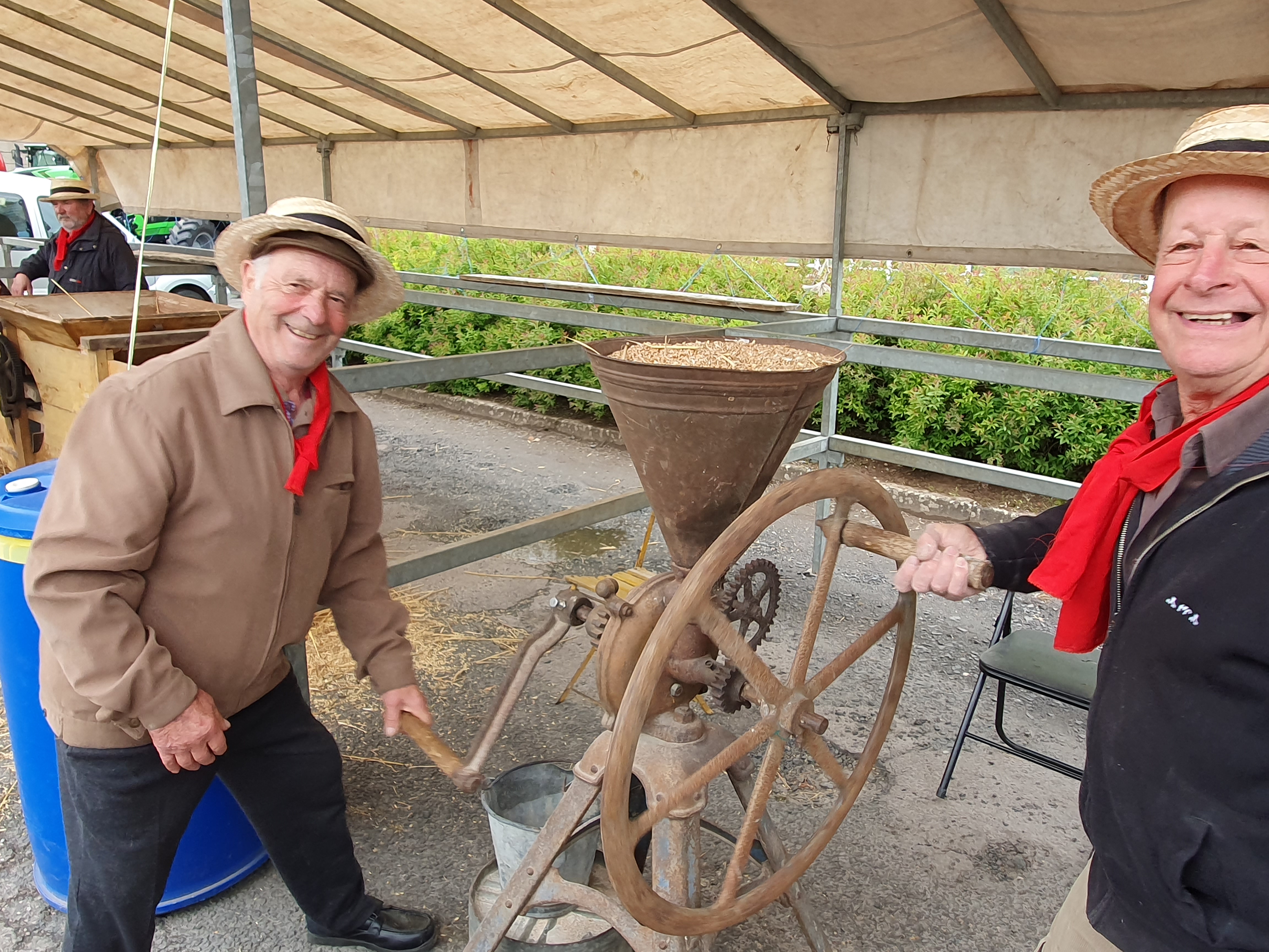 Claude Boyer et Marcel Marchand ont présenté au public les étapes de la transformation du blé. Photo : S.Roussel.