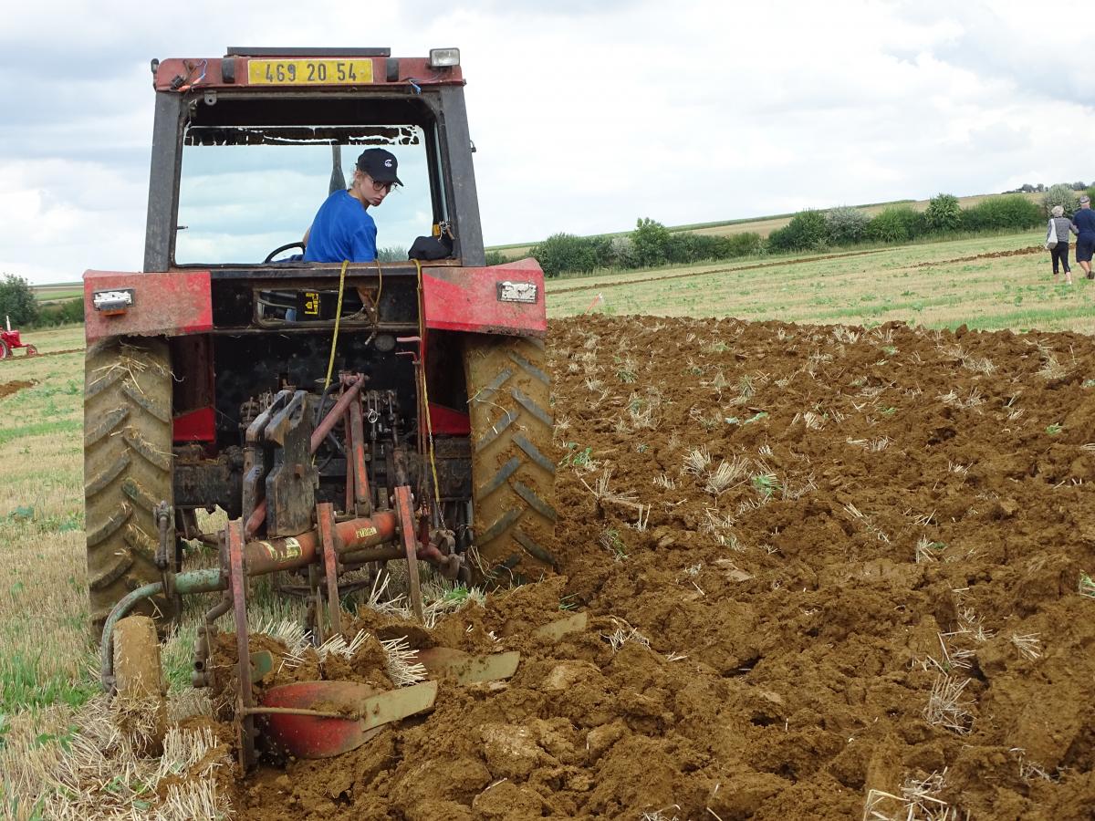 Fille d’agriculteur d’Habonville, la locale de l’étape, Marielle Choné s’est prise au jeu de la compétition et termine 3e en planches. Photo : JL.Masson