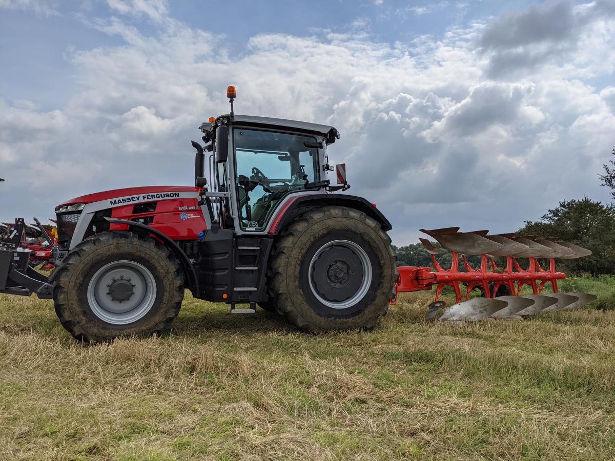 L’attelage du tracteur Massey-Fergusson et de la charrue Kuhn était le seul attelage 100% fabriqué en France : le tracteur à Beauvais, et la charrue près de Nantes. Photo : A.Legendre