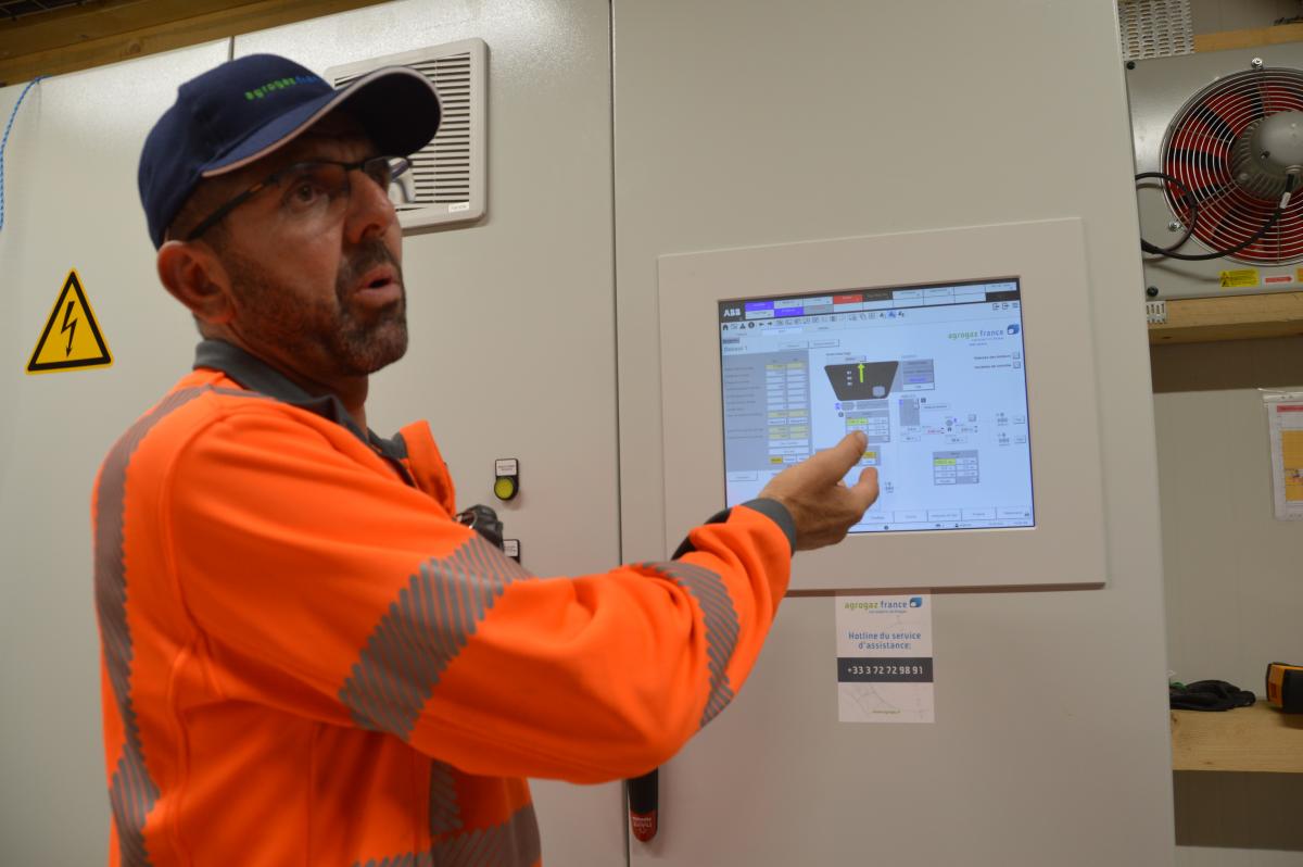 Hervé Davanne présente la console de pilotage. Il a également accès à l’ensemble des paramètres et reçoit les alertes sur son smartphone. Photo : H.Flamant