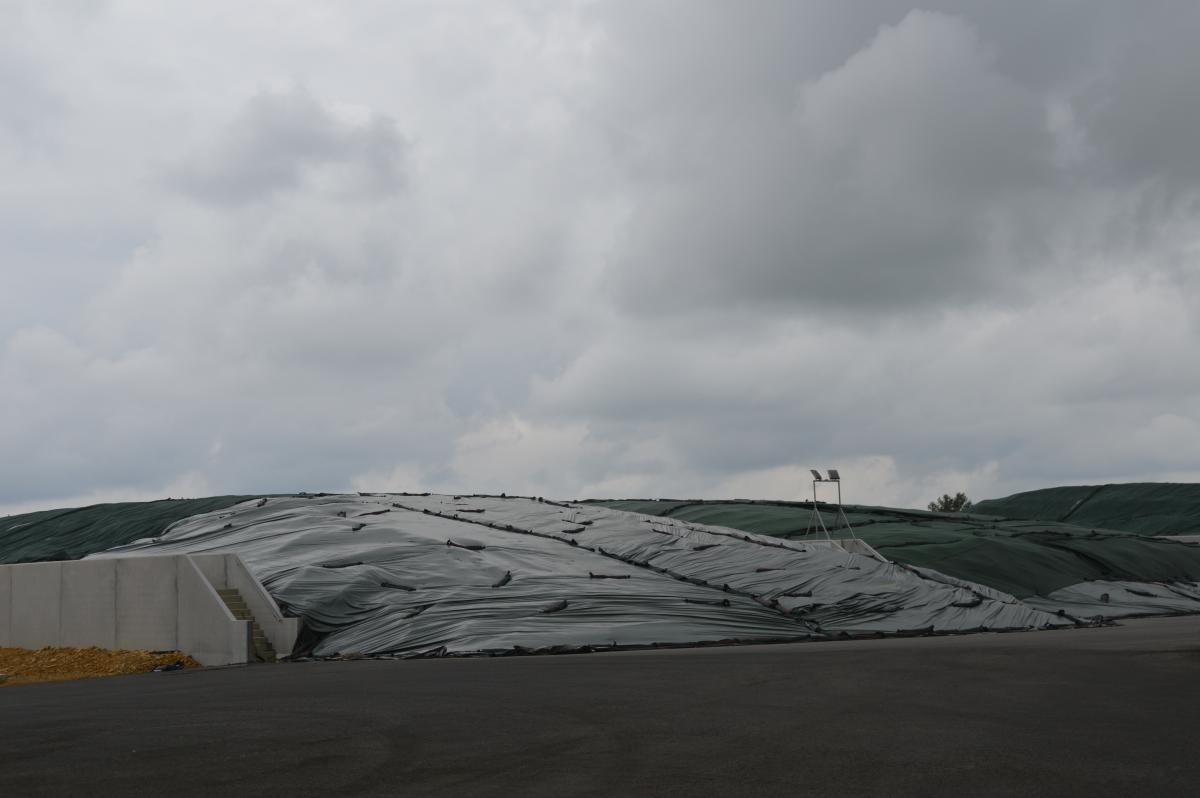 Le site compte trois silos de 6.000 t, pour stocker l’ensemble des CIVE des 18 adhérents engagés. Photo : H.Flamant