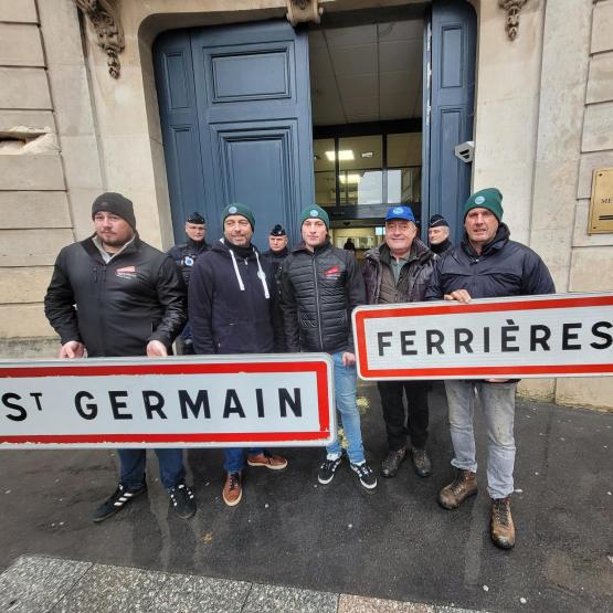 La délégation reçue par le préfet Françoise Souliman, était composée de Julien Genay, Jérémy Jenneson, Florian Segault, Vincent Jeanpierre, et Jean-Marc Bastien, arborant les panneaux de deux villages.