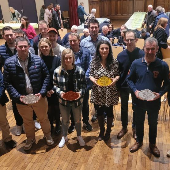Les éleveurs ayant exposé au Comice de Baccarat ont reçu des plaques. Les jeunes agriculteurs installés dans l’année se sont vu remettre des chèques d’encouragement. Photo : JL.Masson