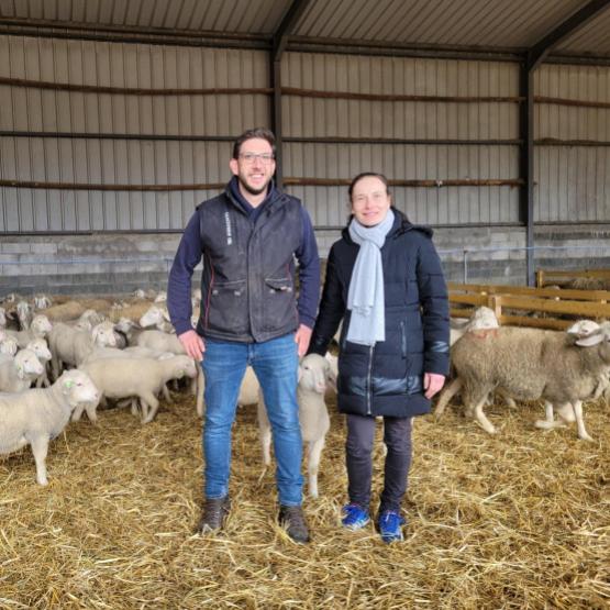 Mathieu et Adeline Carême, une reconversion professionnelle atypique, avec création d’un atelier ovin. Photo : JL.Masson