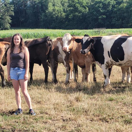 En quête d’un projet «qui ait du sens», Cloé Oesch est actuellement salariée sur l’exploitation familiale.