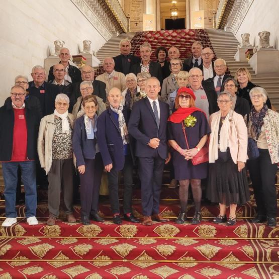 Le groupe de l’Amoma 54 prend la pose dans l’escalier d’honneur du Sénat, réputé pour ses proportions majestueuses. Photo DR.