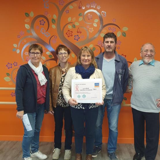 La section départementale des agricultrices a remis un chèque de 700 euros à la Ligue contre le cancer.