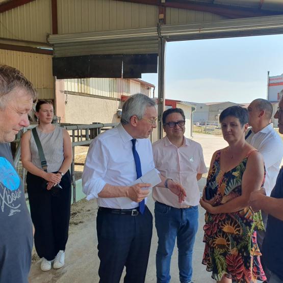 Les échanges ont notamment porté sur le début des moissons,  alors que les fortes chaleurs augmentent le risque d’incendie et  complexifie le travail des agriculteurs. Photo : S.ROUSSEL