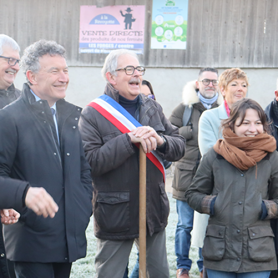 À l’occasion du lancement de Réseau Haies Grand Est, Franck Leroy, président de la Région, les élus régionaux et locaux ont planté un noyer. © Photo Marion FALIBOIS