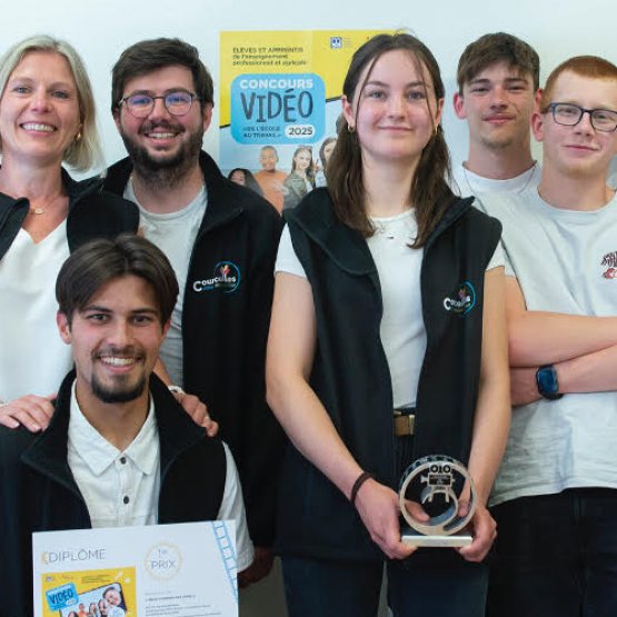 L’équipe s’est vue remettre le trophée par la directrice de l’INRS © Photo Fabrice Dimier