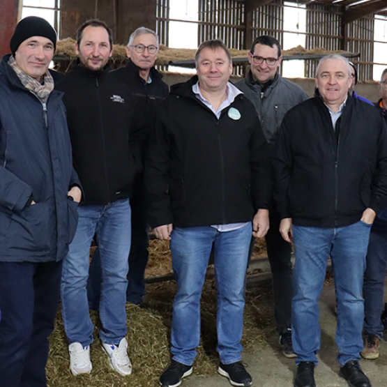 En matinée, sur l’exploitation d’Alexandre Gérard, les représentants syndicaux du Grand Est ont échangé sur l’actualité, particulièrement chargée, de la filière allaitante. © Photo Marion FALIBOIS