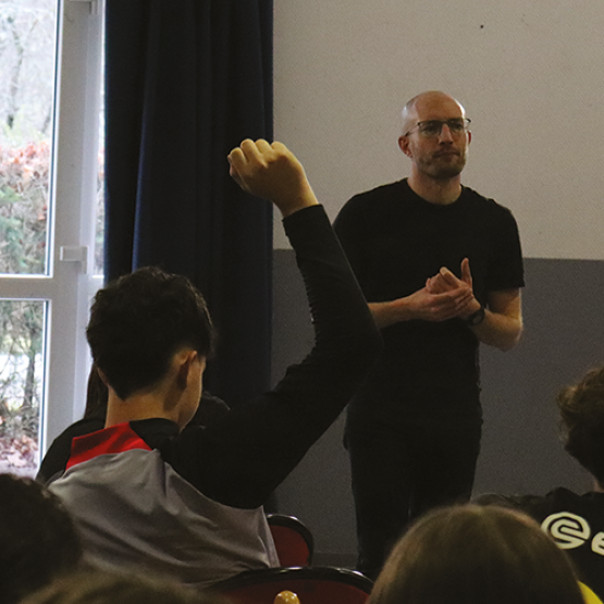 Suite à la représentation, les comédiens interrogent les élèves pour susciter le débat. © Photo Marion FALIBOIS