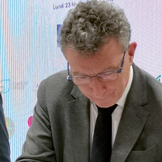 Franck Leroy, pdt Région Grand Est (à d.), Jérôme Mathieu, pdt CRAGE, et 52 acteurs de la région ont signé la charte «Vers une méthanisation durable en Grand Est». Photo : H.Flamant