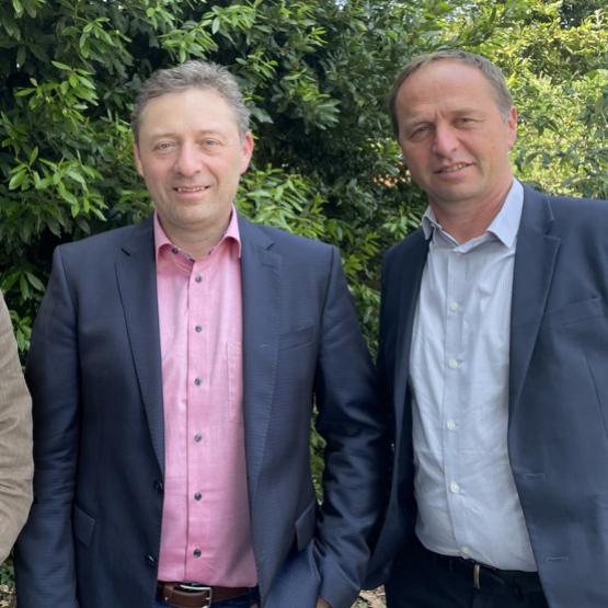 De g. à d. : Sylvain Fardel (directeur adjoint), Claude Grenier (directeur général) et Alain Guillaume (président de Gènes Diffusion). Photo DR.