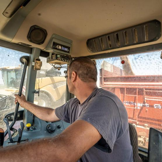 Agriculteurs, attention : faire appel à un auto-entrepreneur pour des travaux agricoles est illégal et dangereux. Photo : Stephane Grossin/Anefa