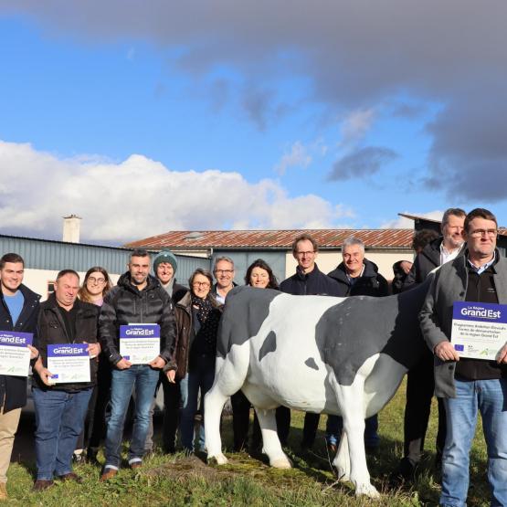 La ferme de l’Alpa, à Haroué, a accueilli la remise officielle des plaques aux six fermes de démonstration de Meurthe-et-Moselle. Photo : H.Flamant