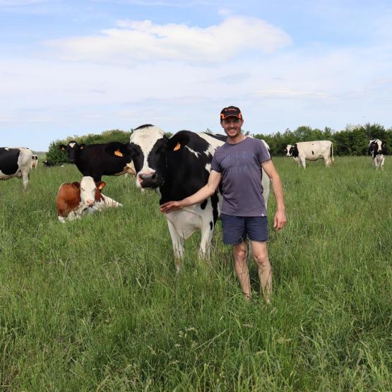 Cédric Granclair élève une cinquantaine de vaches laitières, à Nonville, dans les Vosges. © Photo Mélanie Becker