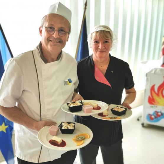 Le chef de cuisine Thierry Staszak et son équipe, aux fourneaux au collège de Valcourt. Photo : Nathalie Herment / CDA 54.