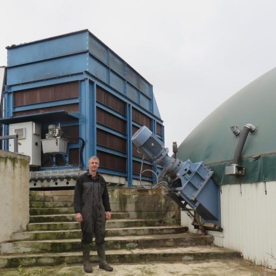 Johann Colet suit quotidiennement les paramètres de production. En cas de souci, il lui faut être réactif, pour assurer la continuité de service auprès des quinze foyers qu’il fournit en chaleur. Photo : H.Flamant