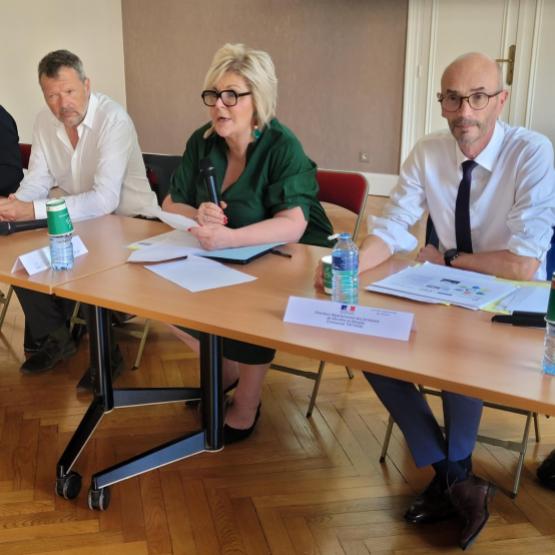 De g. à d. : Frédéric Clowez (secr. gal. préfecture) ; François Werner (vice-pdt Conseil régional) ; Françoise Souliman (préfet) et Emmanuel Tirtaine (DDT). Photo : JL.Masson.