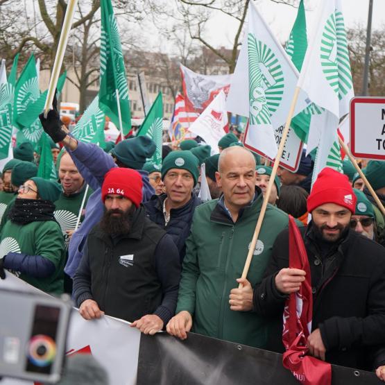 Arnaud Rousseau, ici en tête de cortège a prononcé un discours particulièrement offensif. Il en appelle à la conscience européenne. Crédit photo : DL