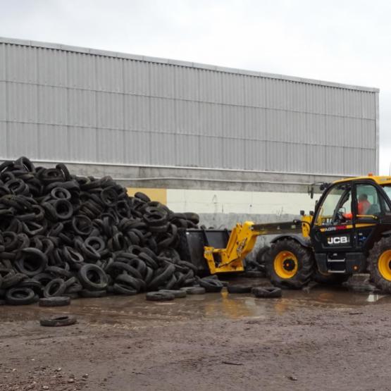 1.200 tonnes de pneus usagés avaient préalablement été recensées auprès de 76 exploitations. Photo : JL.Masson