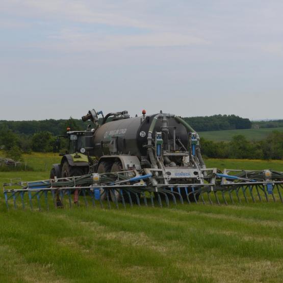 L’utilisation d’un pendillard ou d’un enfouisseur permet de mieux valoriser son apport par rapport à l’utilisation d’une buse-palette. Photo DR.
