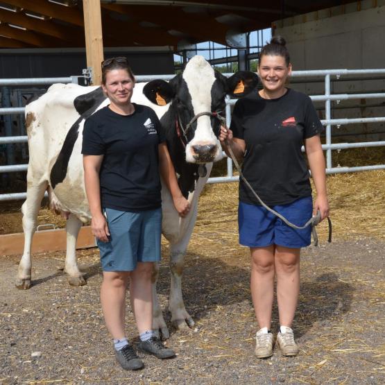 Émeline (à g.) et Marcelline Clauss avec Malibu Coco, l’une des trois vaches qui va participer au concours Prim’Holstein. Photo : H.Flamant 