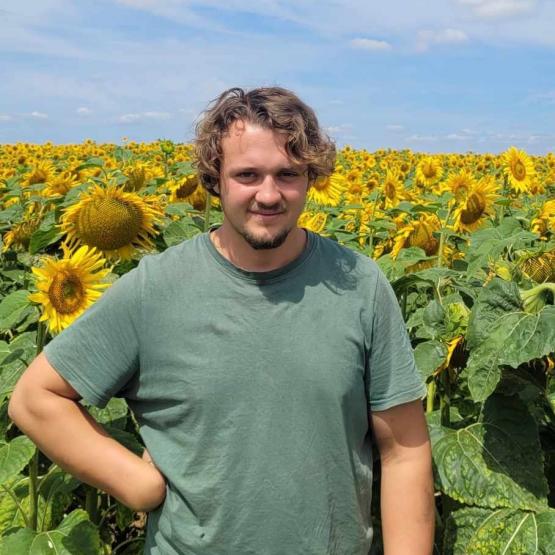 Emilien Colnet est salarié de l'exploitation familiale mais a en charge son fonctionnement au quotidien. Photo DR