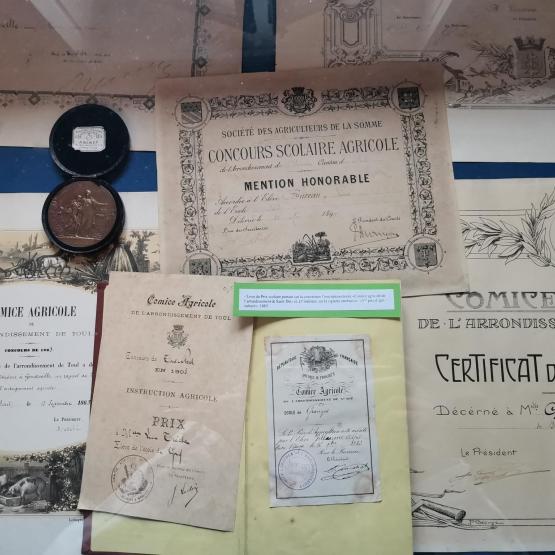 À la fin du 19e-début du 20e siècle, les Comices agricoles et le ministère de l’Agriculture récompensent les actions de perfectionnement de l’agriculture dans les écoles.