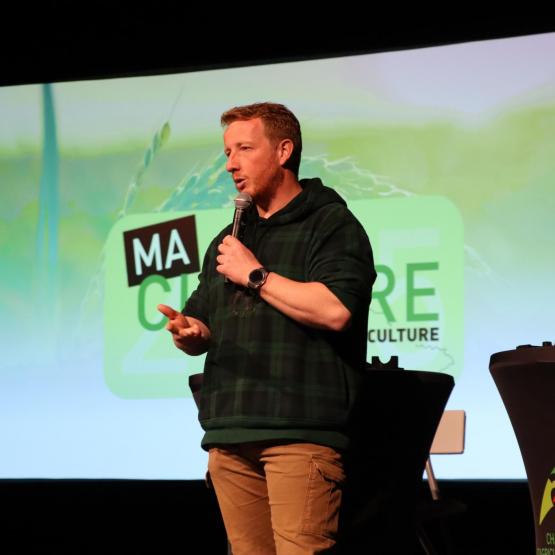« Plus nous serons nombreux à communiquer, mieux ce sera », estime Etienne Fourmont, l’ »Agri Youtubeurre ». Photo : H.Flamant.