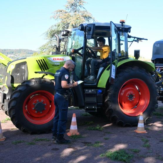 Après avoir écouté les consignes des moniteurs, les élèvent ont appris, sur la piste d’exercice, comment prendre en main un tracteur. Photo : I.ANTOINE