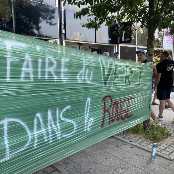 Un slogan évocateur exprimé devant l’entrée des locaux de l’ASP. Photo : F.Lang