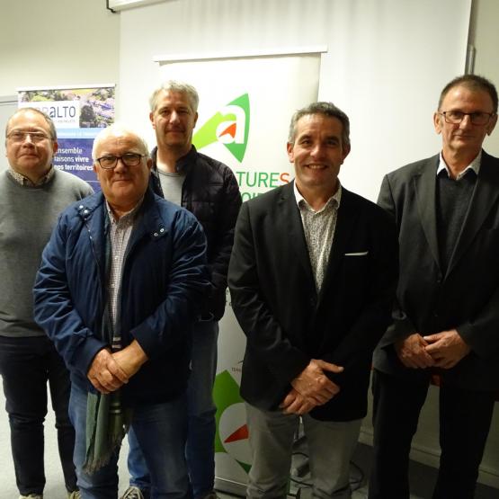« La Ruche » présentée par Denis Nass (à droite) et quatre autres présidents de Chambres départementales. Photo. JL.Masson