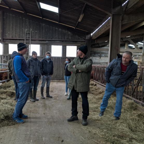 Les éleveurs du groupe Ecobio Viande ont pu visiter la ferme de Florian Fombaron, à Valleroy-le-Sec. Photo : A.Legendre