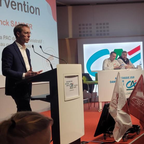 Franck Sander en appelle à plus d’Europe agricole. En arrière-plan : Florian Segault, président, et Julien Genay, secrétaire général de JA 54. Photo : JL.Masson