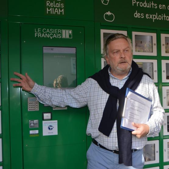 Arboriculteur à Boucq et Beaumont, Frédéric Denizot a installé un distributeur automatique de produits fermiers à Flirey, sur un carrefour stratégique. Photo : H.Flamant