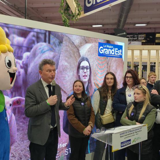 Le président de la Région, Franck Leroy (au micro), a inauguré l’espace Grand Est au salon de l’agriculture, avec Jérôme Mathieu (à d.), entourés de jeunes en formation agricole.(Photo : J-M.Hell)