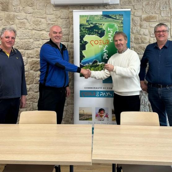 De g. à d. : Philippe Fischesser, VP, Daniel Matergia, président et Gérard Léonard, VP de la FDSEA ont officiellement remis les clés du local, mis à disposition par  la Com com, à Budimir Duka, le nouveau vétérinaire. Photo DR