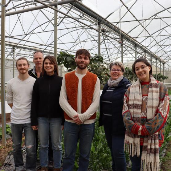 (De g. à d.) : Bastien Delhomme (Bts Mv 2), Christian Fleurentin (Formateur en Sth et agroéquipement), Juliette Haas (Bts Mv 1), Boris Suty (Bts Mv 2), Cécile Aubert (Enseignante en Sciences et Techiques Horticoles) et Julie Schaack (Bts Mv 1). Photo DR
