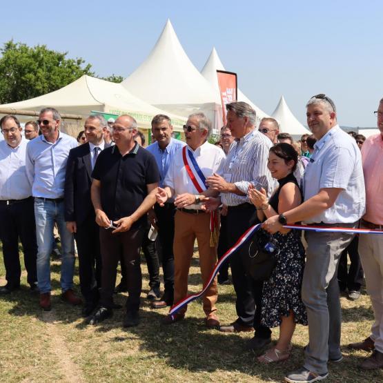 Bertrand Colnet, exploitant agricole de la commune de Poussay qui a mis à disposition ses terres pour y accueillir l’événement a officiellement donné le coup d’envoi avec le coupé de ruban ©Marion Falibois