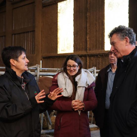 Laure Génin et sa fille, Valentine, ont présenté le Gaec de la Plante Verte, une exploitation de polyculture-élevage typique du territoire. Photto : H.Flamant.