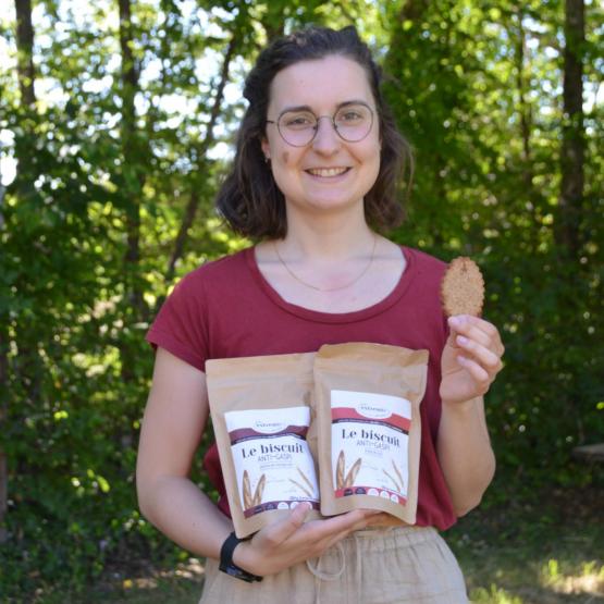 Marie Eppe associe les invendus de pain et le son de blé pour confectionner de savoureux biscuits pour le petit-déjeuner, au miel, pépites de chocolat ou cerneaux de noix. Photo : H.Flamant