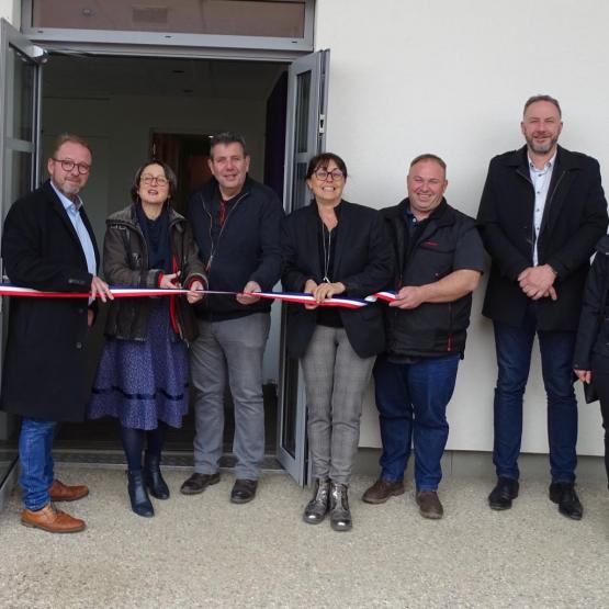  L’AG de l’Alpa a fourni l’occasion d’inaugurer à la fois le nouvel internat et le magasin de produits fermiers de l’association. Photo : JL.Masson