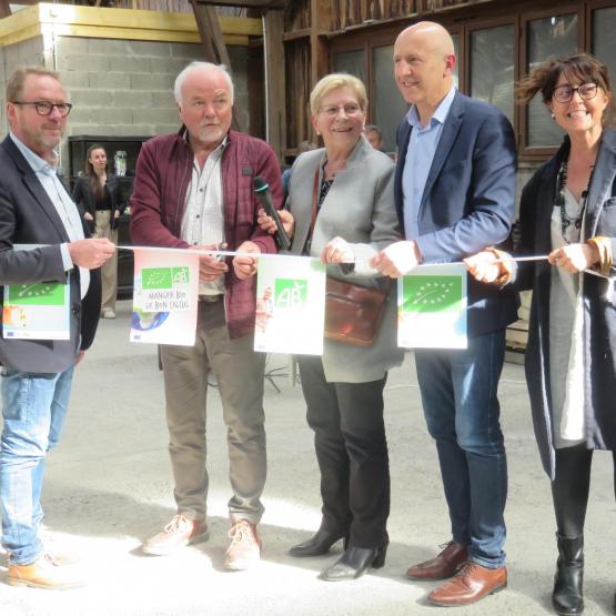Luc Barbier, conseiller régional, Claude Orbion, gérant de Paysan Bio Lorrain, Michèle Pillot et Barbara Thirion, conseillères départementales, et Dominique Potier, député, ont inauguré le nouvel entrepôt de Paysan Bio Lorrain. Photo : H.Flamant