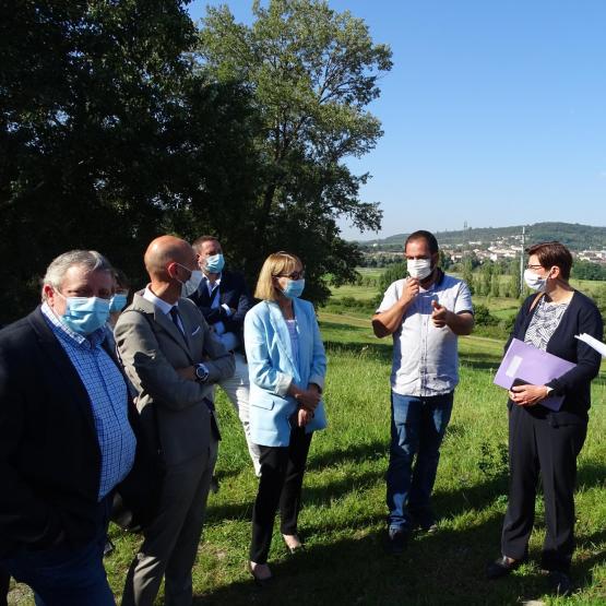 Josiane Chevalier reçoit les explications du directeur de la ferme, Jérôme Joubert. Photo : JL.Masson