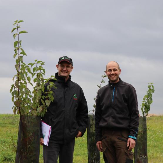 Julien Grand (à g.), conseiller à la Cda 54, a accompagné Vincent Brocheray pour le montage de son dossier dans le cadre du dispositif "Plantons des Haies". Photo : H.Flamant