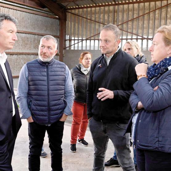 Fabrice Couturier (président de Frsea), accompagné de Charles Guerder (éleveur laitier et allaitant) interpellent, Franck Leroy et Béatrice Moreau, sur la situation d’urgence liée à cette crise.  Photo LH