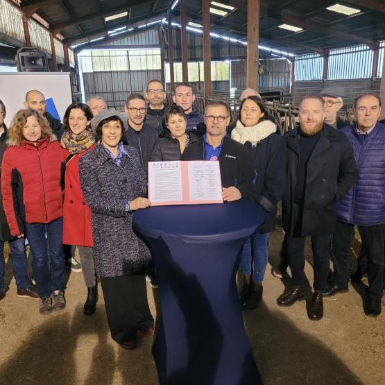 La signature officielle s’est opérée dans le bâtiment des vaches laitières d’Hervé Dartoy, sous un froid glacial, mais dans une ambiance conviviale. Photo : JL.Masson