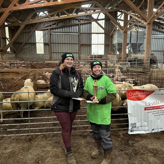 Loane Hennion (à d.) et Maya Lemoine sont sélectionnées pour la finale nationale des 20e  Ovinpiades des Jeunes Bergers, qui se  tiendra le samedi 22 février au Sia. Photo DR